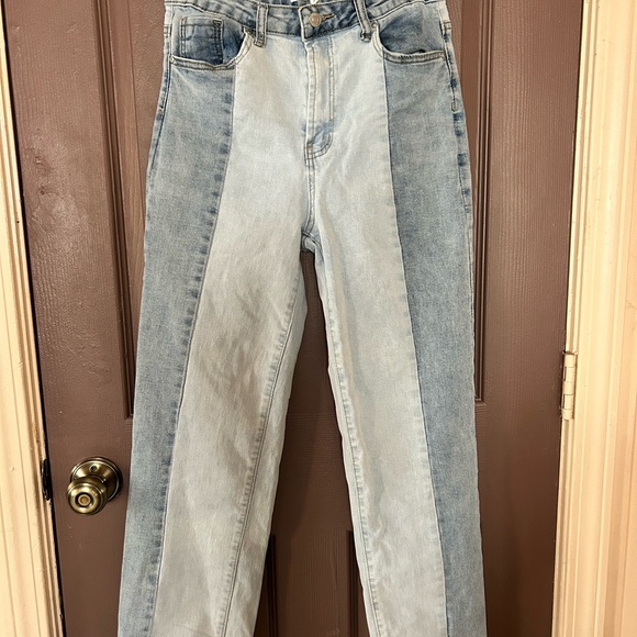 Almost Famous Light Wash Denim Jeans - Picture 1 of 3